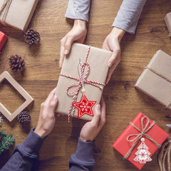 Set van 24 Houten Kerstboom Hangers – Rode & Witte Houten Kerstdecoraties met Touw en Kralen | Kerstversiering voor Boom & Cadeaus