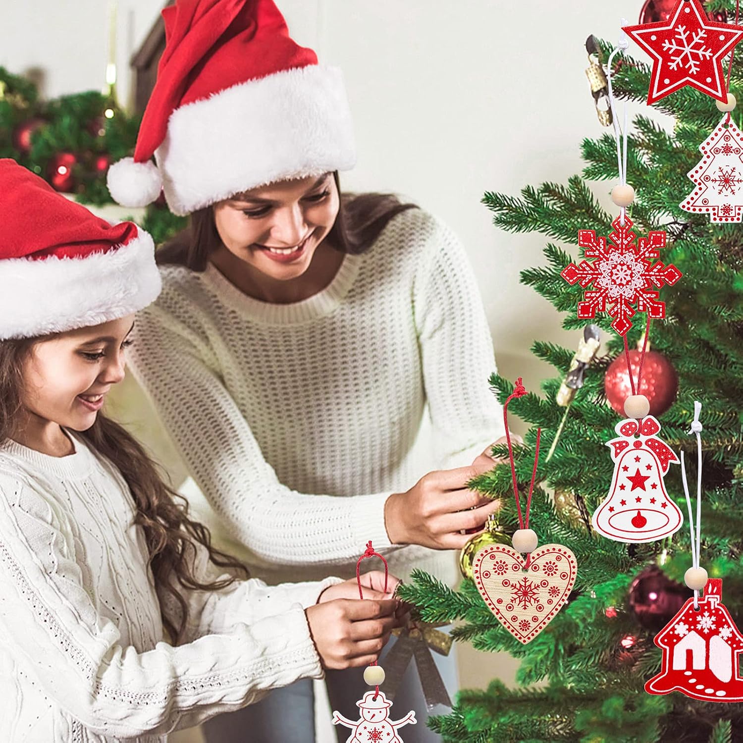 Set van 24 Houten Kerstboom Hangers – Rode & Witte Houten Kerstdecoraties met Touw en Kralen | Kerstversiering voor Boom & Cadeaus