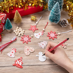 Set van 24 Houten Kerstboom Hangers – Rode & Witte Houten Kerstdecoraties met Touw en Kralen | Kerstversiering voor Boom & Cadeaus