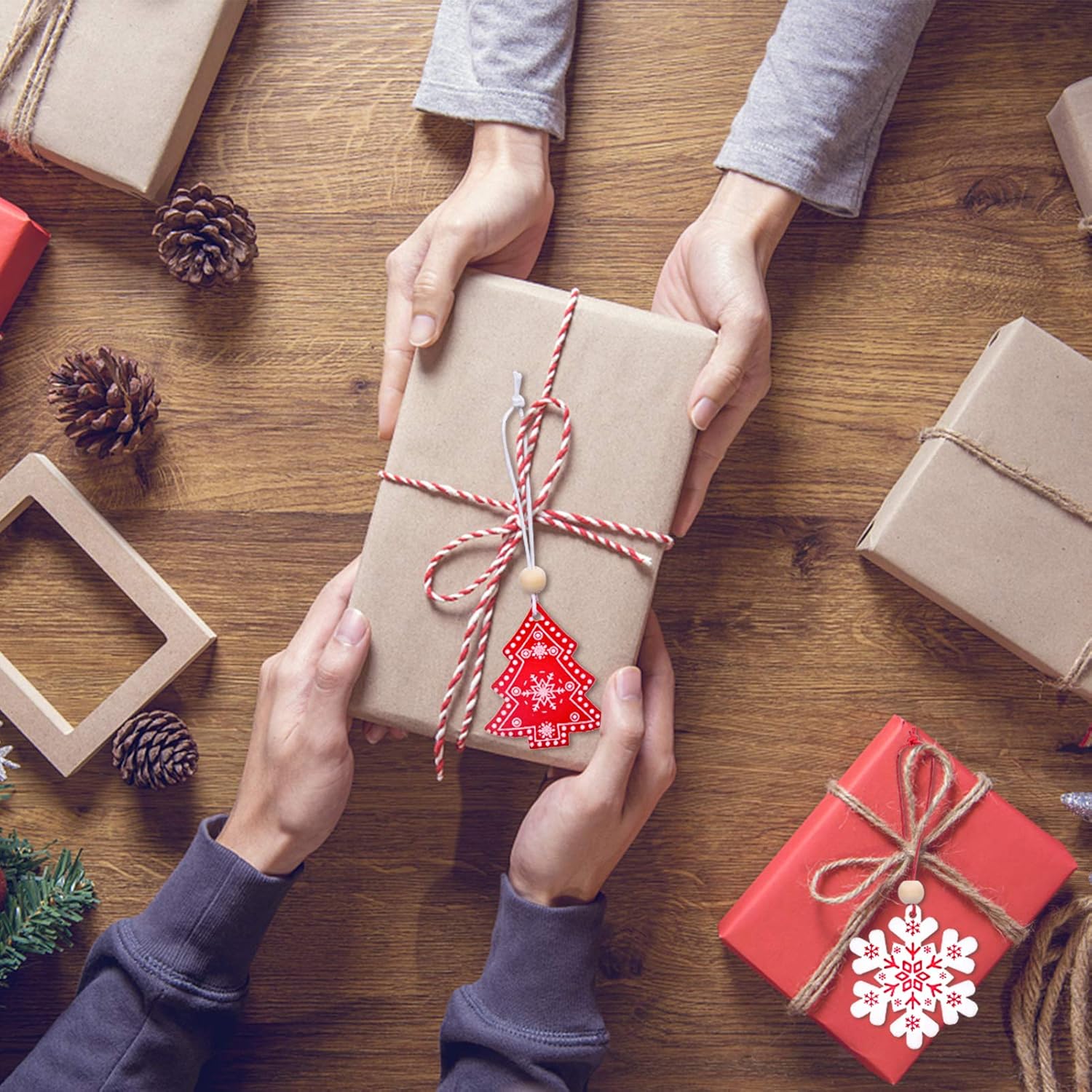 Set van 40 Houten Kerstboomdecoraties – Rode & Witte Hangers met Katoenen Touw en Kralen | Kerstornamenten voor Boom en Interieur