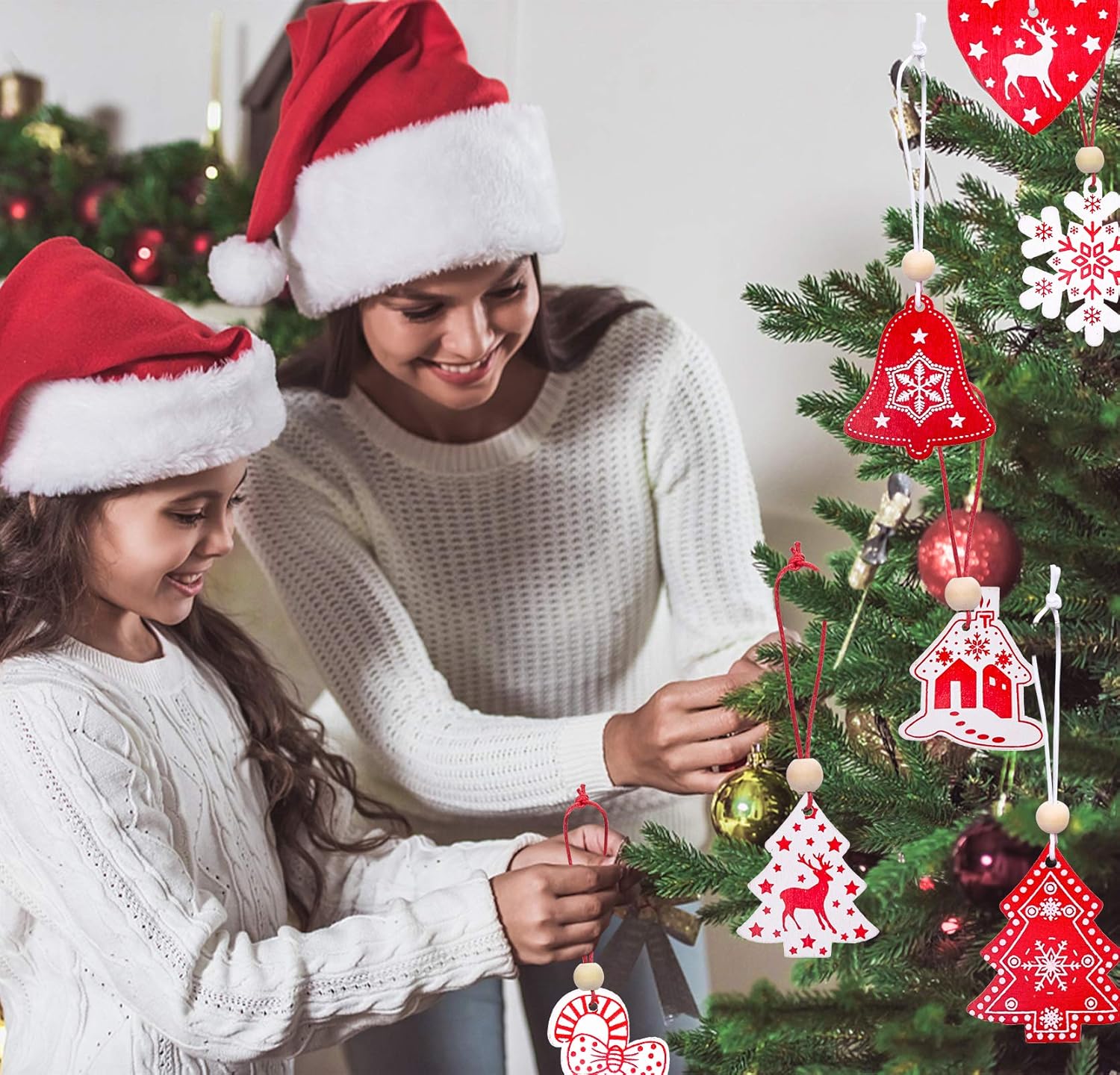 Set van 40 Houten Kerstboomdecoraties – Rode & Witte Hangers met Katoenen Touw en Kralen | Kerstornamenten voor Boom en Interieur