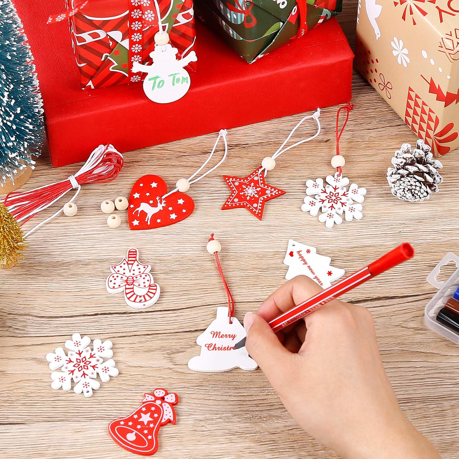 Set van 40 Houten Kerstboomdecoraties – Rode & Witte Hangers met Katoenen Touw en Kralen | Kerstornamenten voor Boom en Interieur
