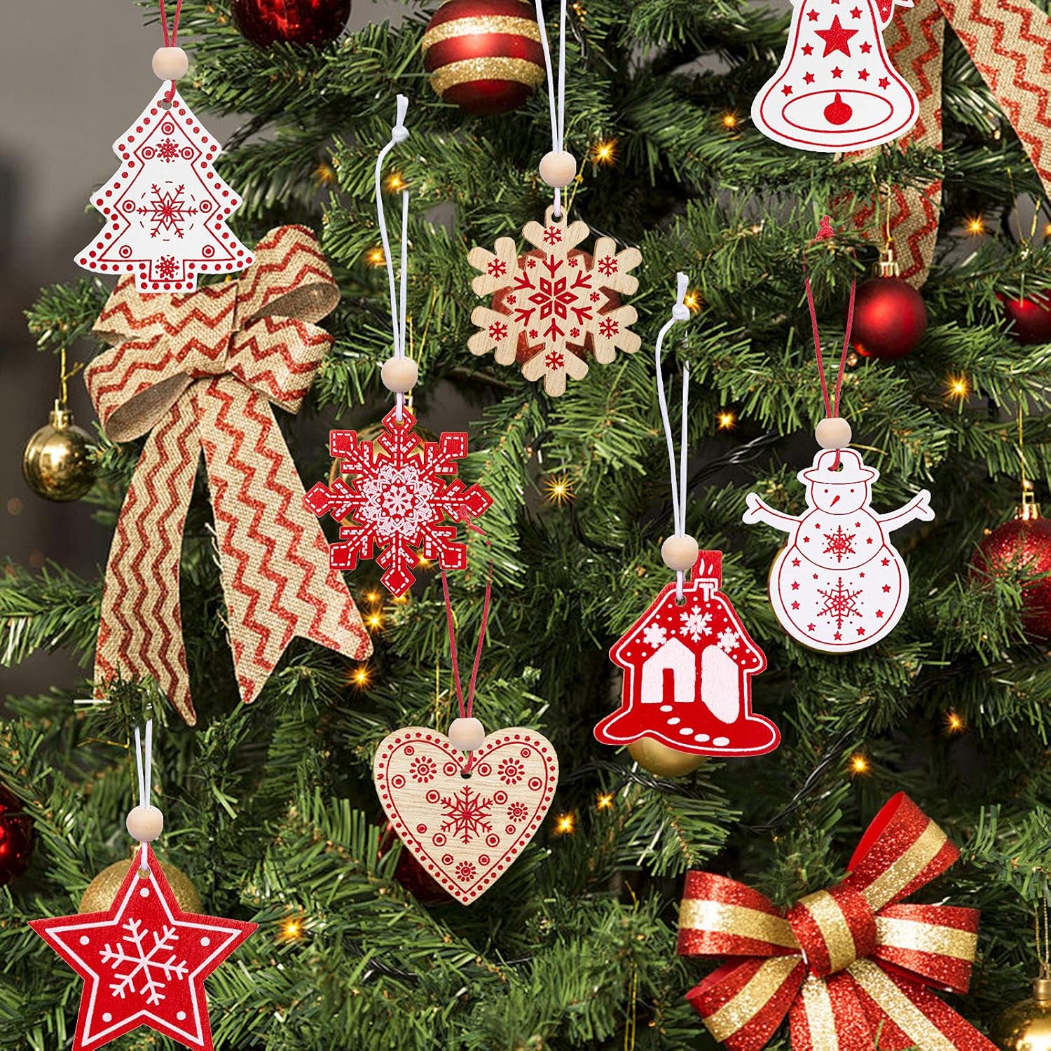 Set van 24 Houten Kerstboom Hangers – Rode & Witte Houten Kerstdecoraties met Touw en Kralen | Kerstversiering voor Boom & Cadeaus